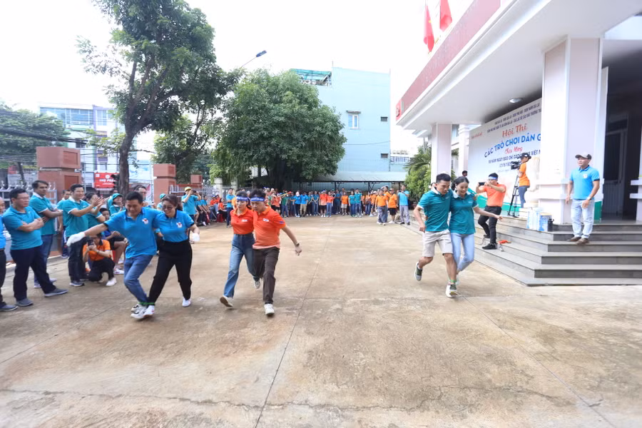 Môn chạy 3 chân tiếp sức cần sự ăn ý của các cặp VĐV. Ảnh: Văn Ngọc