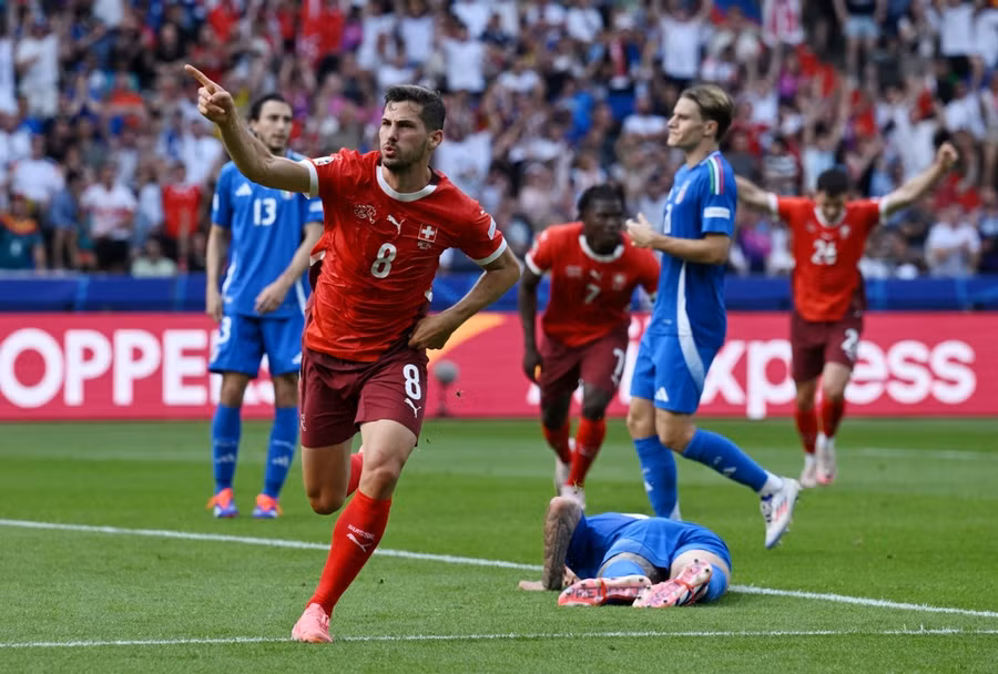 Freuler mở tỷ số 1-0 cho Thụy Sỹ sau liên tiếp những pha hãm thành. Ảnh: UEFA