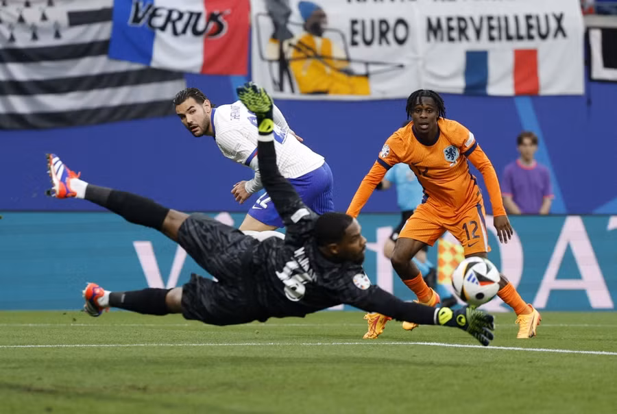 Frimpong đã suýt chút nữa mở tỷ số cho Hà Lan ngay ở phút đầu tiên. Ảnh: Reuters