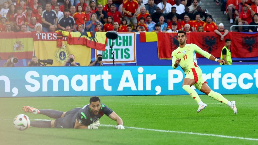 Tây Ban Nha (phải) dễ dàng có chiến thắng dù chỉ sử dụng đội hình 2. Ảnh: Reuters