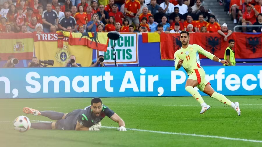 Tây Ban Nha (phải) dễ dàng có chiến thắng dù chỉ sử dụng đội hình 2. Ảnh: Reuters