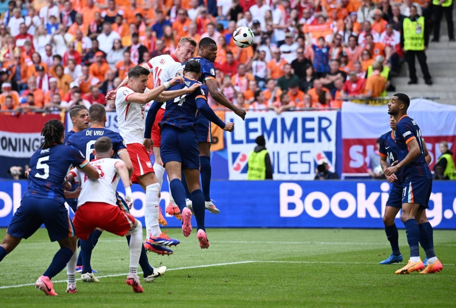 Ba Lan bất ngờ vươn lên dẫn trước với bàn thắng của Buksa. Ảnh: Reuters