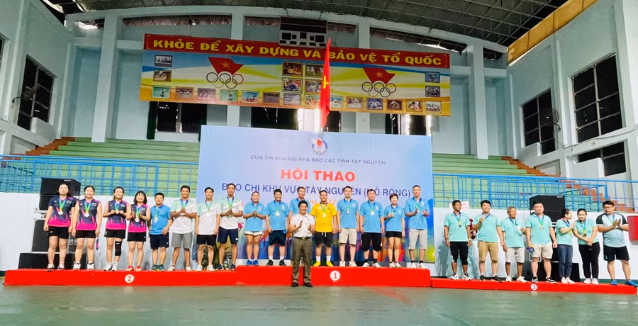 Các đoàn giành giải cao nhất ở môn kéo co tại Hội thao. Ảnh: Văn Ngọc