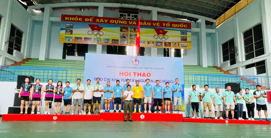Các đoàn giành giải cao nhất ở môn kéo co tại Hội thao. Ảnh: Văn Ngọc