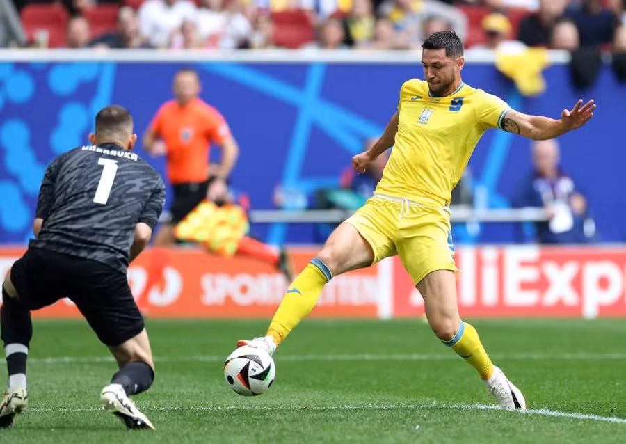 Ukraine (phải) là đối thủ không hề dễ chơi. Ảnh: UEFA