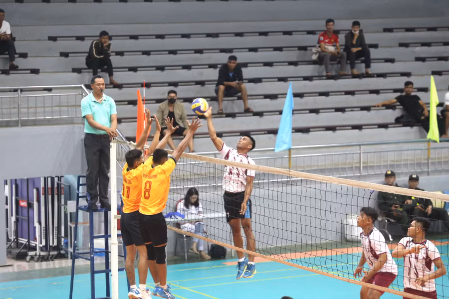 Trận chung kết môn bóng chuyền đã diễn ra với những bất ngờ thú vị. Ảnh: Văn Ngọc