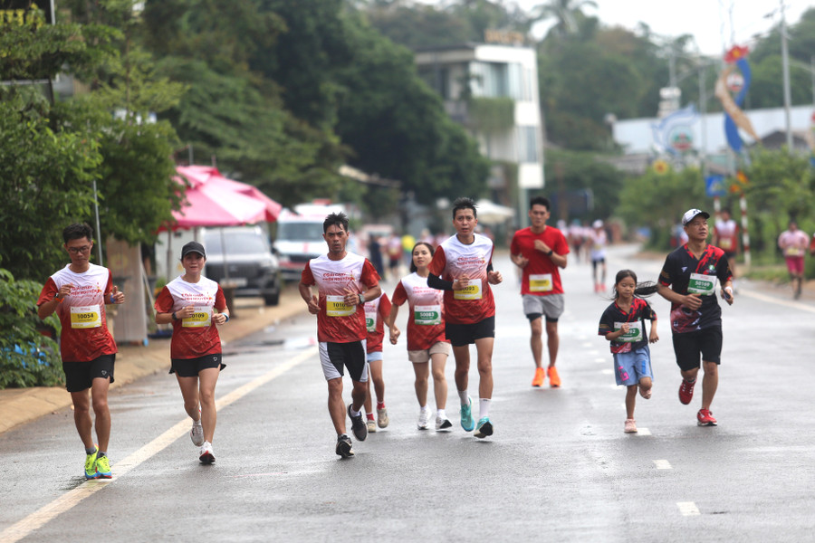 Bờ kè suối Hội Phú rộn ràng với hàng trăm runner tranh tài. Ảnh: Văn Ngọc