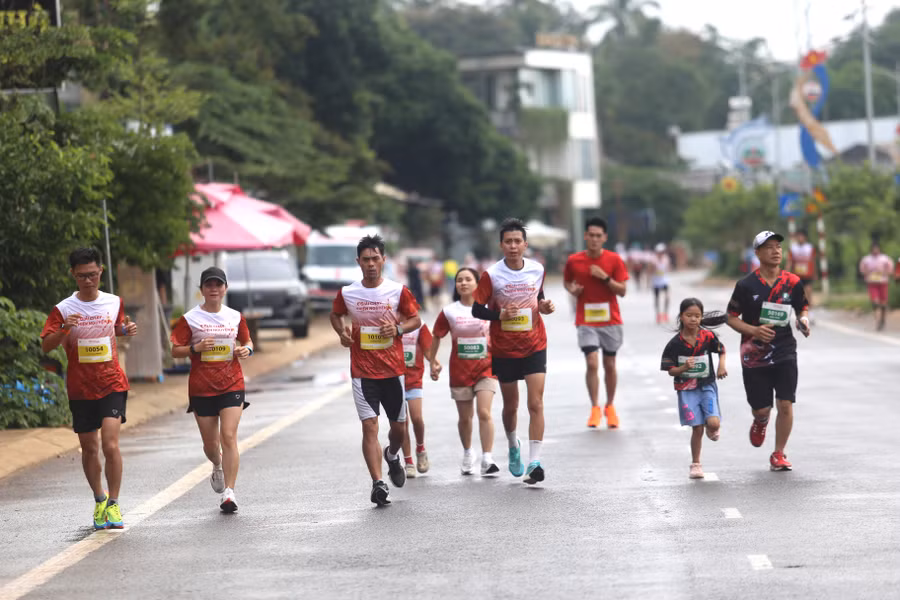 Bờ kè suối Hội Phú rộn ràng với hàng trăm runner tranh tài. Ảnh: Văn Ngọc