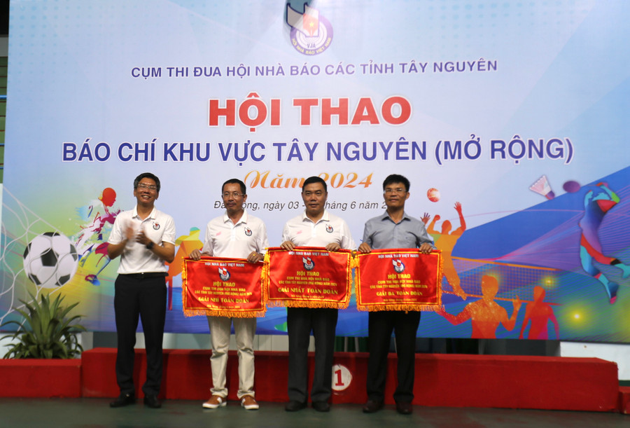 Ban tổ chức trao giải cho các đơn vị đạt thứ hạng toàn đoàn. Ảnh: Văn Ngọc