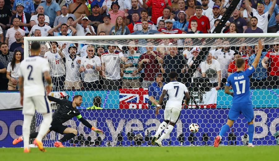 Bukayo Saka đã làm tung mành lưới của Slovenia nhưng bàn thắng không được công nhận do lỗi việt vị. Ảnh: Reuters Bukayo Saka đã làm tung mành lưới của Slovenia nhưng bàn thắng không được công nhận do lỗi việt vị. Ảnh: Reuters