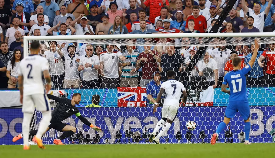 Bukayo Saka đã làm tung mành lưới của Slovenia nhưng bàn thắng không được công nhận do lỗi việt vị. Ảnh: Reuters