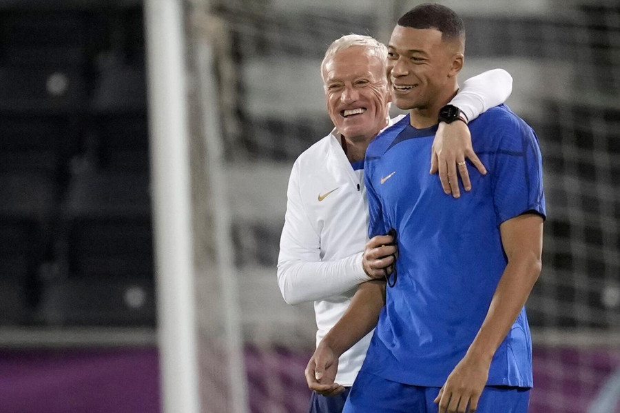 Didiers Deschams nhiều khả năng sẽ không có sự phục vụ của cậu học trò cưng Mbappe. Ảnh: Reuters