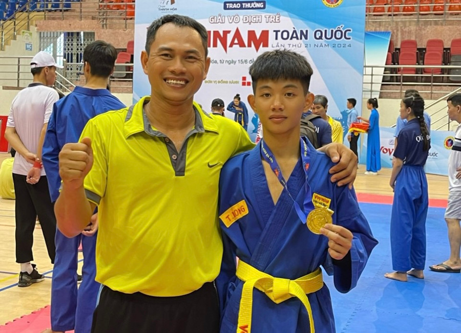 VĐV Nguyễn Xuân Tuấn Long (phải) đã có lần thứ 3 liên tiếp giành huy chương vàng ở giải đấu này. Ảnh: Quang Trung VĐV Nguyễn Xuân Tuấn Long (phải) đã có lần thứ 3 liên tiếp giành huy chương vàng ở giải đấu này. Ảnh: Quang Trung