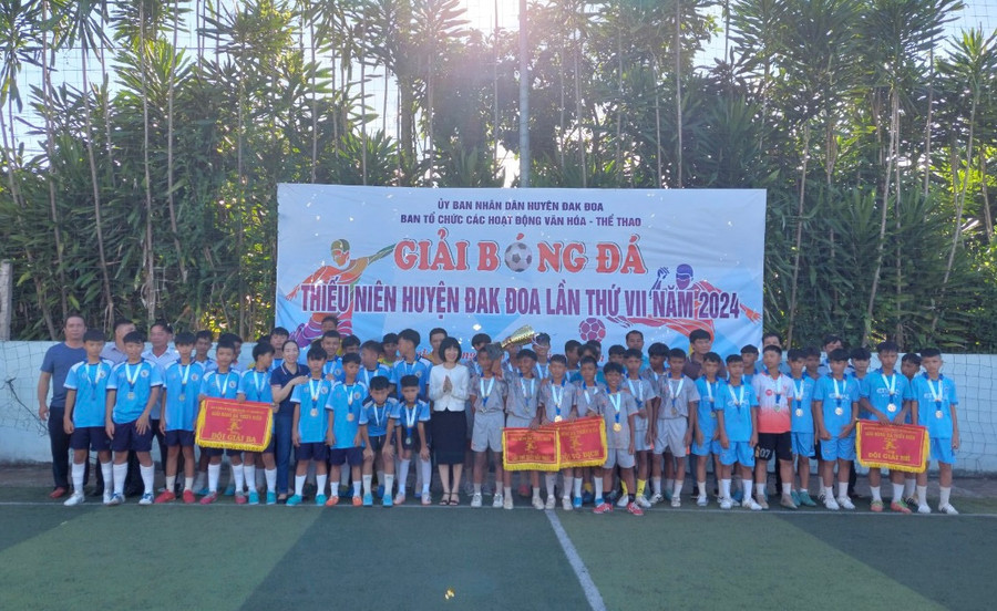 Ban tổ chức trao giải cho các đội bóng đạt thứ hạng cao nhất. Ảnh: Thanh Hồng