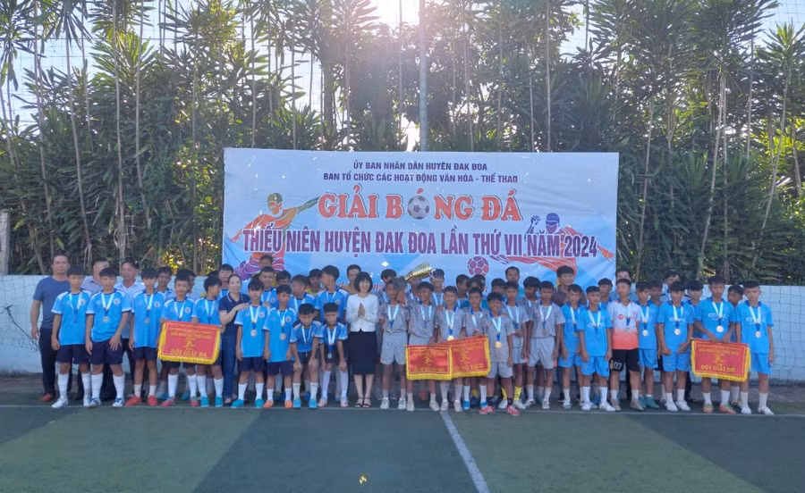 Ban tổ chức trao giải cho các đội bóng đạt thứ hạng cao nhất. Ảnh: Thanh Hồng