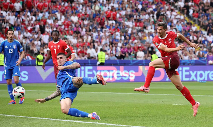 Các cầu thủ Thụy Sỹ (phải) không hề e ngại đương kim vô địch Italia. Ảnh: UEFA Các cầu thủ Thụy Sỹ (phải) không hề e ngại đương kim vô địch Italia. Ảnh: UEFA