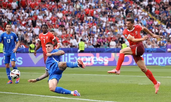 Các cầu thủ Thụy Sỹ (phải) không hề e ngại đương kim vô địch Italia. Ảnh: UEFA Các cầu thủ Thụy Sỹ (phải) không hề e ngại đương kim vô địch Italia. Ảnh: UEFA