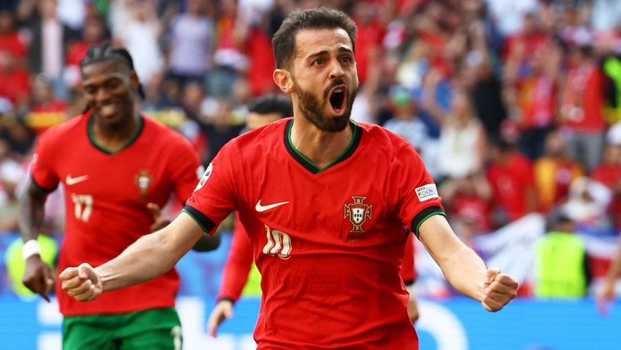 Bernardo Silva mở tỷ số cho Bồ Đào Nha với cú dứt điểm quyết đoán. Ảnh: Reuters Bernardo Silva mở tỷ số cho Bồ Đào Nha với cú dứt điểm quyết đoán. Ảnh: Reuters
