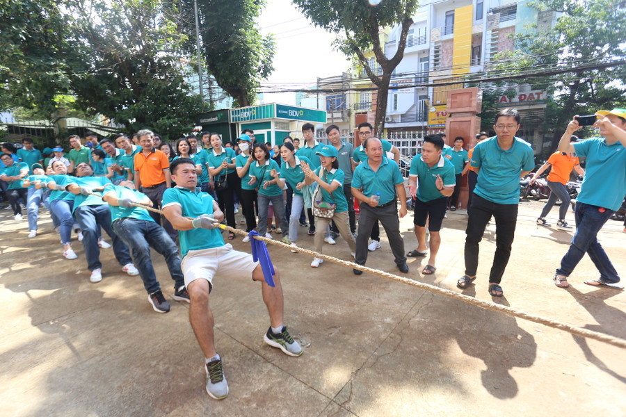 Môn kéo co ghi nhận sự giằng co nảy lửa của các đội thi. Ảnh: Văn Ngọc Môn kéo co ghi nhận sự giằng co nảy lửa của các đội thi. Ảnh: Văn Ngọc