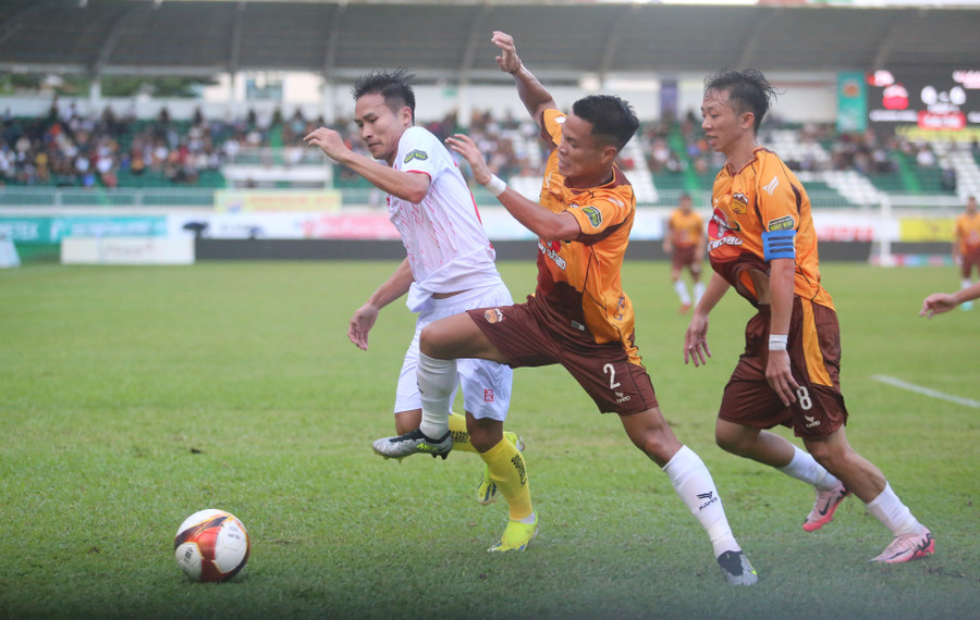 Hải Phòng (trái) đã có nhiều thời điểm nhường thế trận cho đội chủ nhà. Ảnh: Văn Ngọc