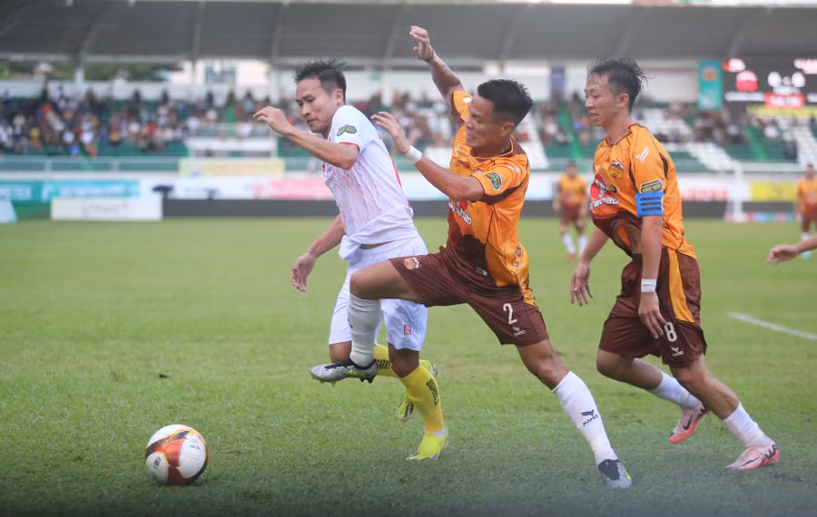 Hải Phòng (trái) đã có nhiều thời điểm nhường thế trận cho đội chủ nhà. Ảnh: Văn Ngọc