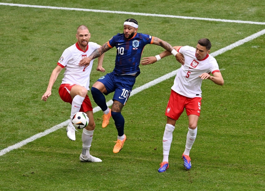 Hàng thủ của Ba Lan đã chơi kiên cường trước sức tấn công như vũ bão của đối phương. Ảnh: Reuters