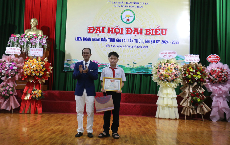 Liên đoàn Bóng bàn tỉnh tặng giấy khen cho học sinh đạt thành tích cao tại Hội khỏe Phù Đổng toàn quốc. Ảnh: Văn Ngọc Liên đoàn Bóng bàn tỉnh tặng giấy khen cho học sinh đạt thành tích cao tại Hội khỏe Phù Đổng toàn quốc. Ảnh: Văn Ngọc