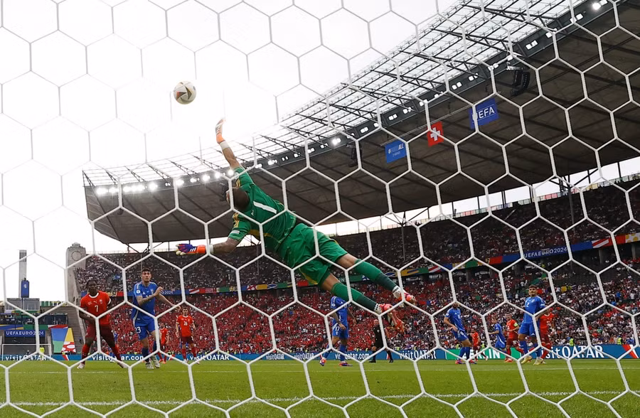 Thủ thành Donnarumma bay người trong vô vọng sau siêu phẩm của Vargas. Ảnh: UEFA