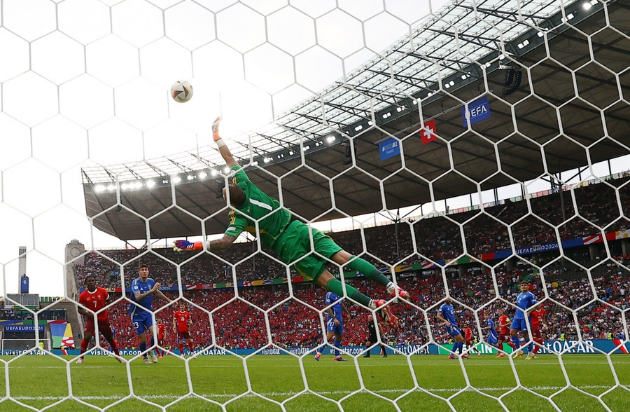 Thủ thành Donnarumma bay người trong vô vọng sau siêu phẩm của Vargas. Ảnh: UEFA Thủ thành Donnarumma bay người trong vô vọng sau siêu phẩm của Vargas. Ảnh: UEFA