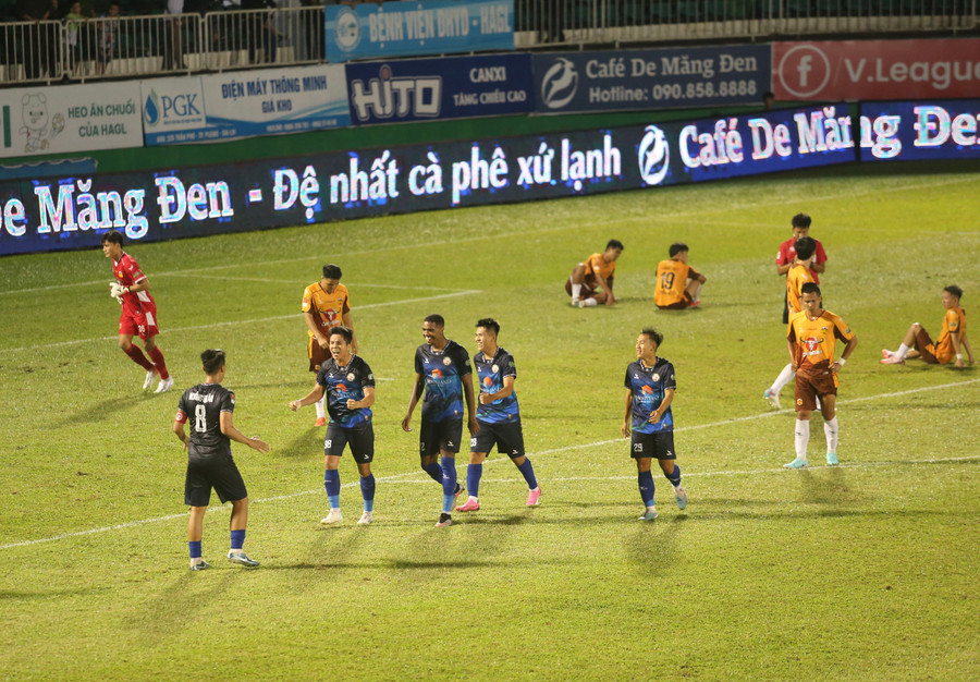 Các cầu thủ chủ nhà gục ngã với bàn thua ở phút bù giờ. Ảnh: Văn Ngọc