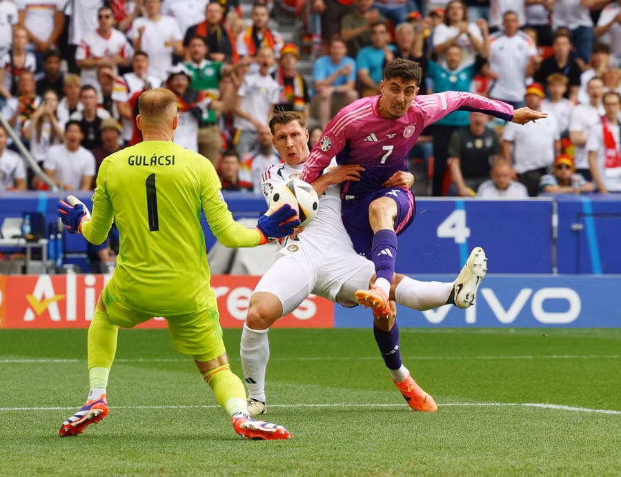 Đội tuyển Đức (bên phải) đã tạo ra sức ép lớn về phía đối phương ngay từ đầu trận. Ảnh: Reuters Đội tuyển Đức (bên phải) đã tạo ra sức ép lớn về phía đối phương ngay từ đầu trận. Ảnh: Reuters