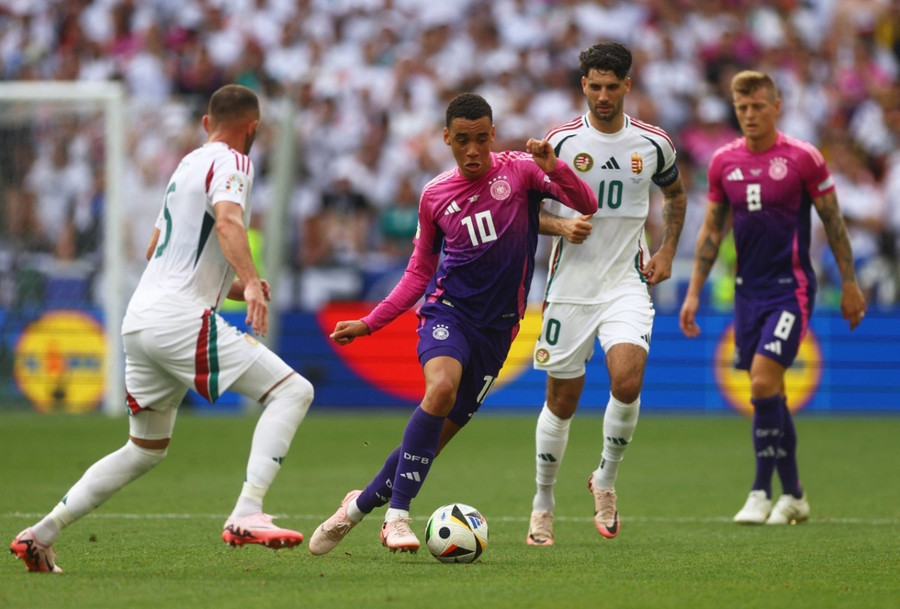 Các cầu thủ Hungary đã thi đấu đầy nỗ lực song không thể truy cản đội tuyển Đức. Ảnh: Reuters Các cầu thủ Hungary đã thi đấu đầy nỗ lực song không thể truy cản đội tuyển Đức. Ảnh: Reuters