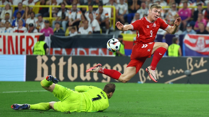 Đan Mạch cũng đã có những cơ hội về phía khung thành đội chủ nhà. Ảnh: UEFA Đan Mạch cũng đã có những cơ hội về phía khung thành đội chủ nhà. Ảnh: UEFA