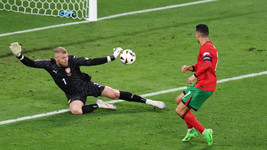 Ronaldo bỏ lỡ cơ hội trong tình huống đối mặt. Ảnh: Reuters Ronaldo bỏ lỡ cơ hội trong tình huống đối mặt. Ảnh: Reuters