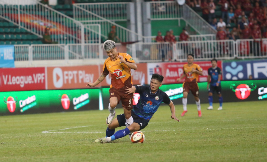 Thanh Bình bị phạm lỗi nguy hiểm trong tình huống có thể đối mặt với thủ thành đối phương. Ảnh: Văn Ngọc