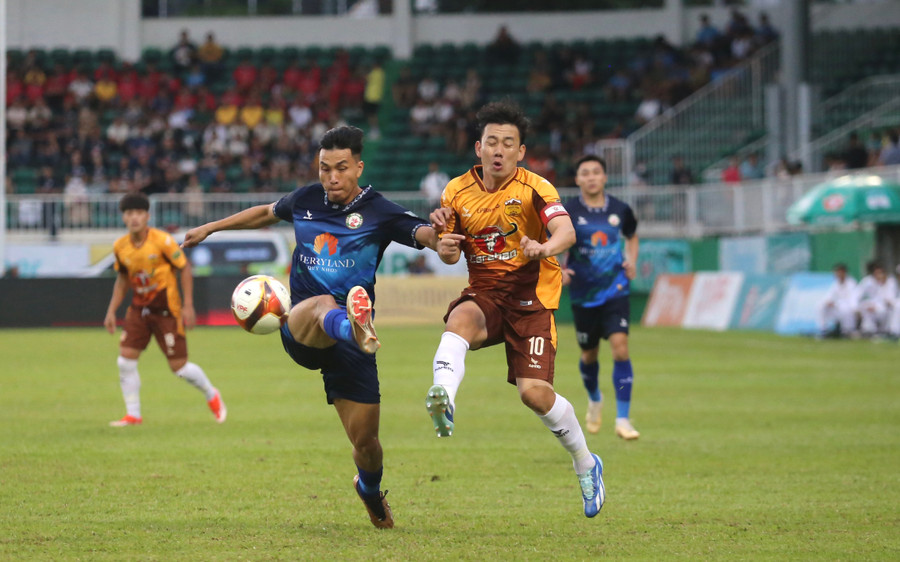 LPBank HAGL (phải) chơi bế tắc trước hàng thủ đội khách. Ảnh: Văn Ngọc