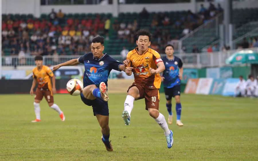 LPBank HAGL (phải) chơi bế tắc trước hàng thủ đội khách. Ảnh: Văn Ngọc