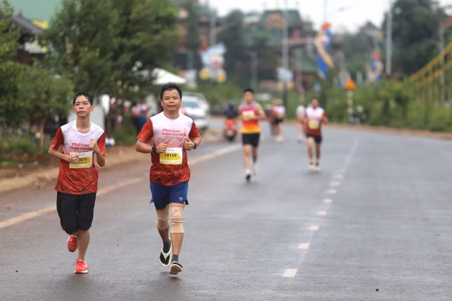 Phó Chủ tịch UBND tỉnh Nguyễn Hữu Quế (phải) hưởng ứng với giải chạy thiện nguyện. Ảnh: Văn Ngọc