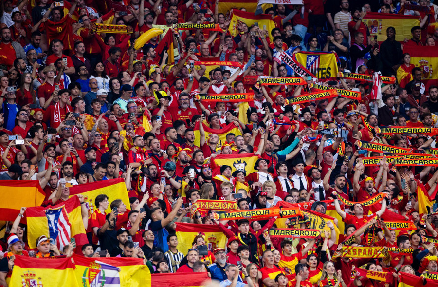 Cổ động viên Tây Ban Nha nhiều phen tiếc nuối với những cú dứt điểm của cầu thủ nhà. Ảnh: UEFA Cổ động viên Tây Ban Nha nhiều phen tiếc nuối với những cú dứt điểm của cầu thủ nhà. Ảnh: UEFA