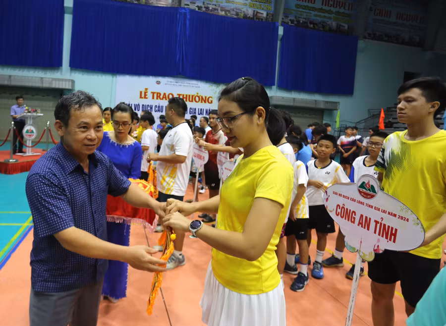 Ban tổ chức tặng cờ lưu niệm cho 15 câu lạc bộ tham gia giải. Ảnh: Văn Ngọc