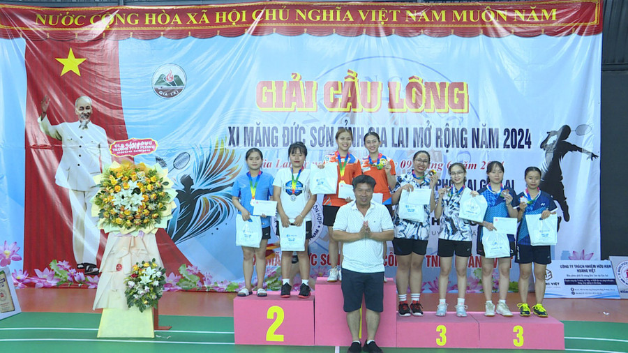 Ban tổ chức đã trao 13 bộ huy chương cho các tay vợt xuất sắc. Ảnh: Văn Ngọc Ban tổ chức đã trao 13 bộ huy chương cho các tay vợt xuất sắc. Ảnh: Văn Ngọc