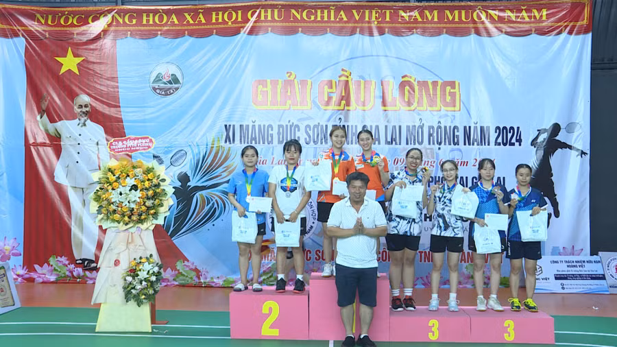 Ban tổ chức đã trao 13 bộ huy chương cho các tay vợt xuất sắc. Ảnh: Văn Ngọc