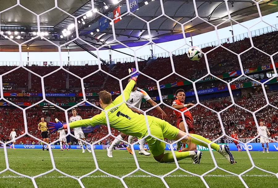 Thụy Sỹ bất ngờ có bàn thắng mở tỷ số ngay trong pha dứt điểm đầu tiên. Ảnh: Reuters