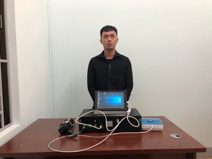 Đối tượng Đỗ Quốc Bảo và các thiết bị phát tán tin nhắn rác. Ảnh: Công an tỉnh Gia Lai