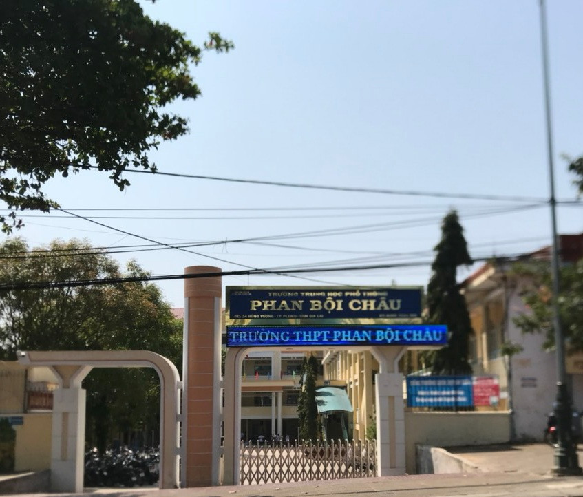 Nhiều phụ huynh của học sinh Trường THPT Phan Bội Châu nhận được điện thoại từ kẻ xấu thông báo tin giả nhằm lừa đảo chiếm đoạt tài sản. Ảnh: Lê Anh