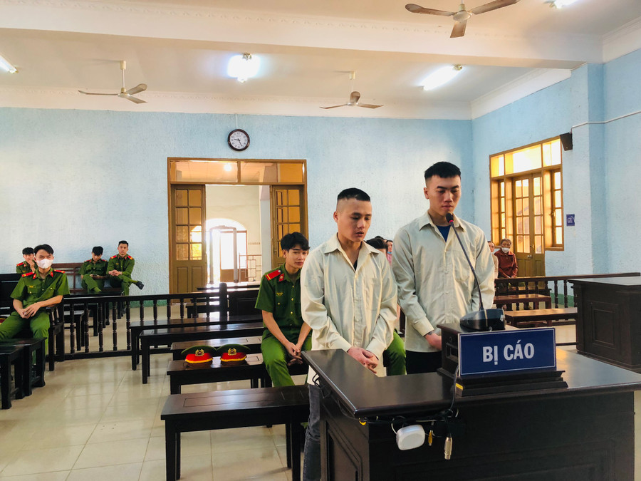 Bị cáo Nguyễn Xuân Hoàng (bìa trái) và Nguyễn Văn Thái tại phiên tòa sơ thẩm. Ảnh: Thiên Đăng Bị cáo Nguyễn Xuân Hoàng (bìa trái) và Nguyễn Văn Thái tại phiên tòa sơ thẩm. Ảnh: Thiên Đăng