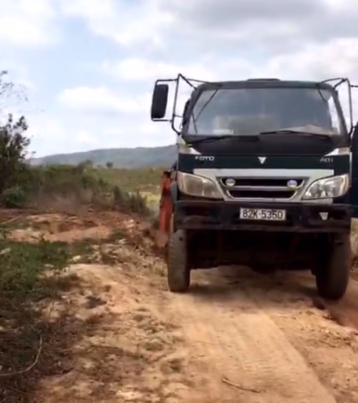 Xe máy múc và xe tải bị bắt quả tang khi khai thác đất trái phép tại xã Hà Bầu. Ảnh: Hạ Vy Xe máy múc và xe tải bị bắt quả tang khi khai thác đất trái phép tại xã Hà Bầu. Ảnh: Hạ Vy