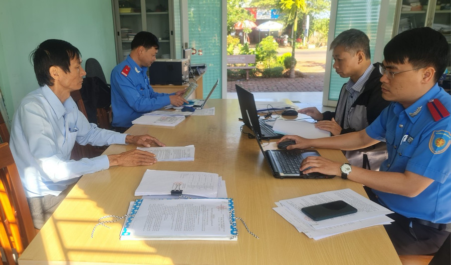 Đoàn kiểm tra của Sở GTVT tiến hành kiểm tra hồ sơ lưu trữ tại Trường Cao đẳng Gia Lai. Ảnh: Lê Anh Đoàn kiểm tra của Sở GTVT tiến hành kiểm tra hồ sơ lưu trữ tại Trường Cao đẳng Gia Lai. Ảnh: Lê Anh