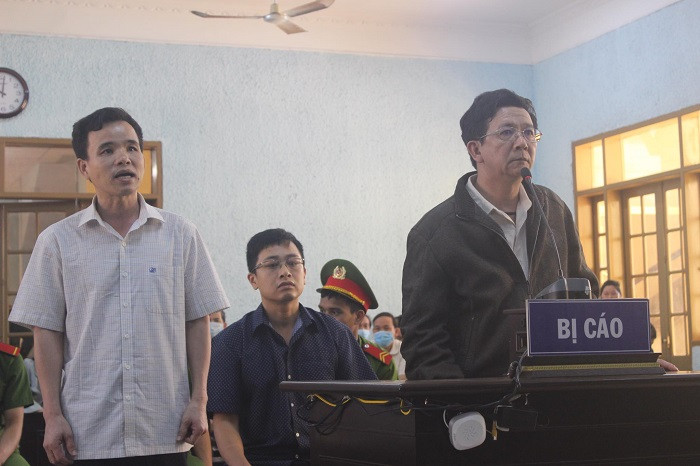 Bị cáo Nguyễn Hồng Lam (áo khoác sau biển bị cáo) tại phiên xét xử sơ thẩm. Ảnh: Lê Anh