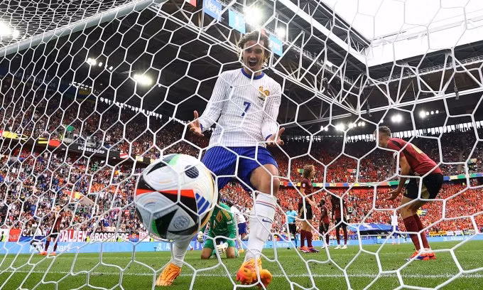 Đội tuyển Pháp vỡ òa với bàn thắng may mắn ở phút 85. Ảnh: UEFA